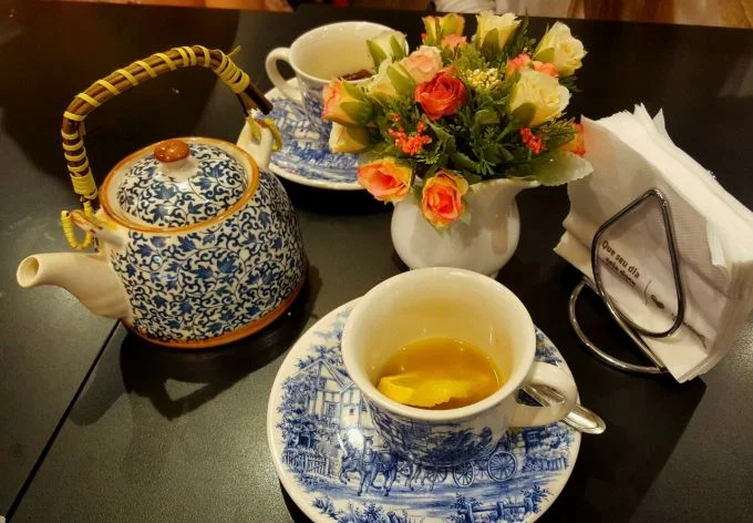 \[Chá de Laranja e olha que louça linda! - Foto: Adeilda\]