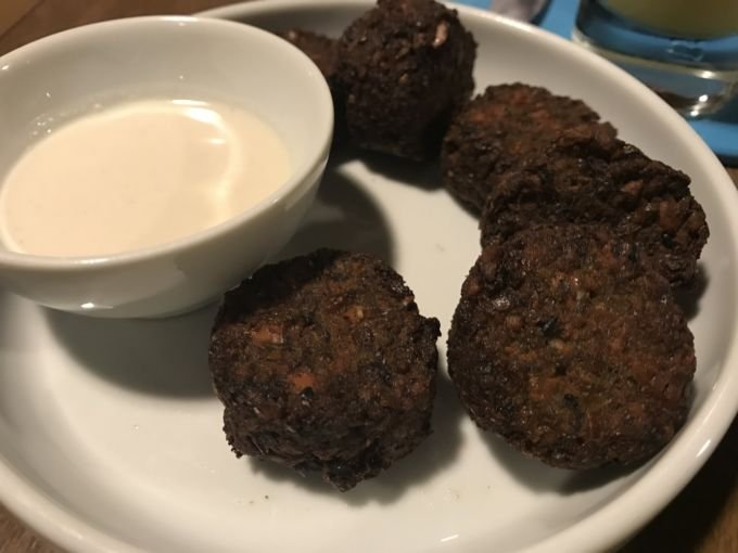 \[Mini Falafel com Tahine - super temperado, e um dos melhores que provei\]