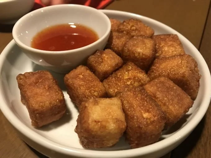 \[Polenta da Casa com Molho Harissá\]