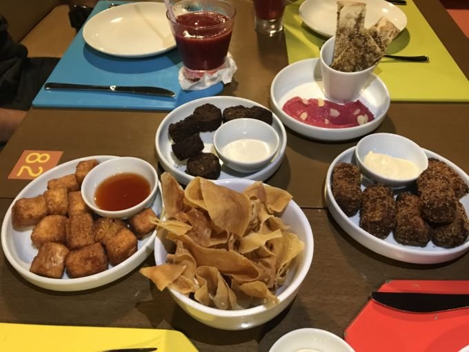 \[Os petiscos do Adam são maravilhosos\]