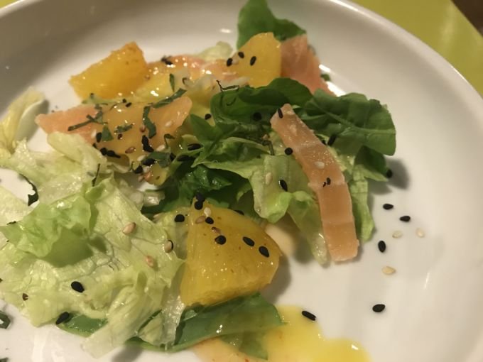 \[Salada Gravlax - salmão curado na cachaça, mix de folhas, supreme de laranja e mel de pimenta\]