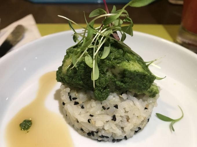 \[Pintado com Pesto de Agrião acompanhado de Arroz com Gergelim e Broto e Beterraba\]