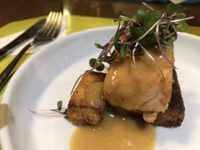 \[Salmão. Aka Miso. Polenta Crocante da Casa e Brotos de Agrião - delicioso!\]