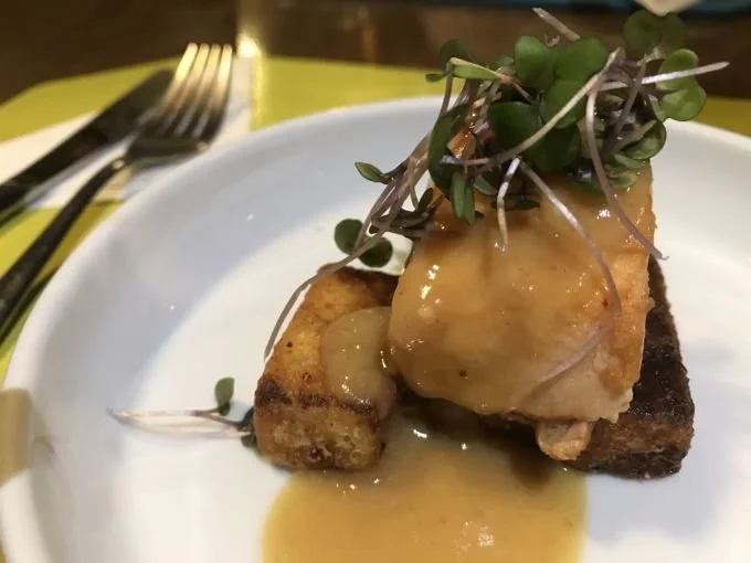 \[Salmão. Aka Miso. Polenta Crocante da Casa e Brotos de Agrião - delicioso!\]