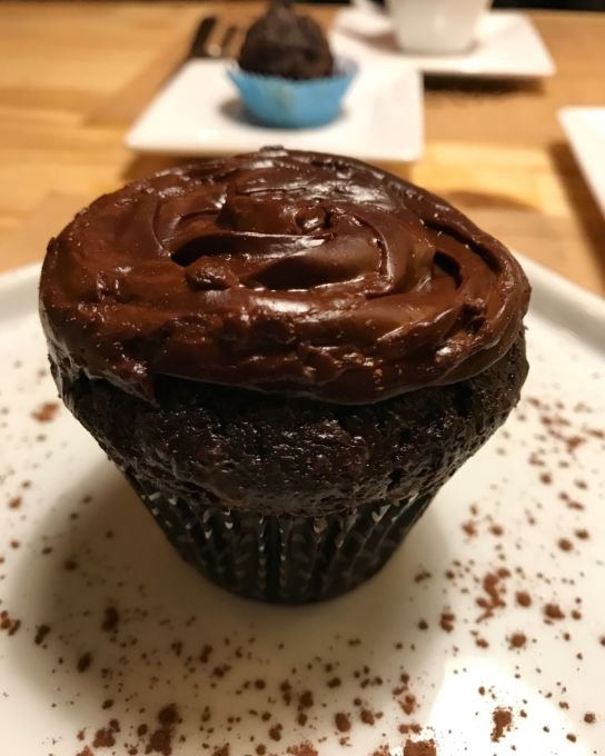 \[Cake de Cacau com Cobertura de Chocolate Puro\]