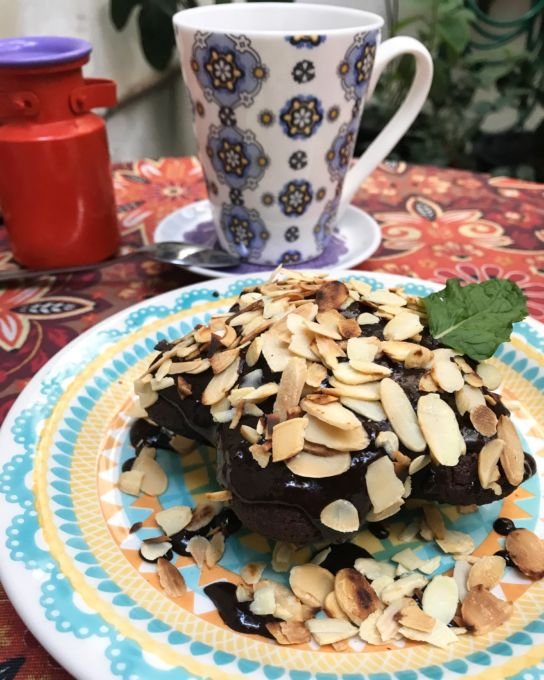 \[Chazinho e Cake de Chocolate Vagno com Ganache e lâminas de Amêndoas\]