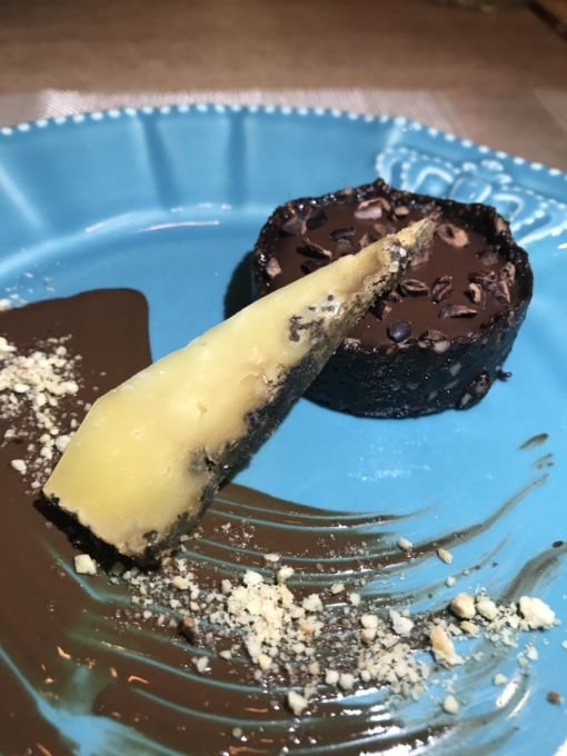 \[No primeiro jantar harmonizado em parceria com a Decanter Salvador: saboreamos a clássica Tortinha Raw de Chocolate 80% famosa da casa com Queijo Maturado com Mofo Azul - uma explosão de sabor\]