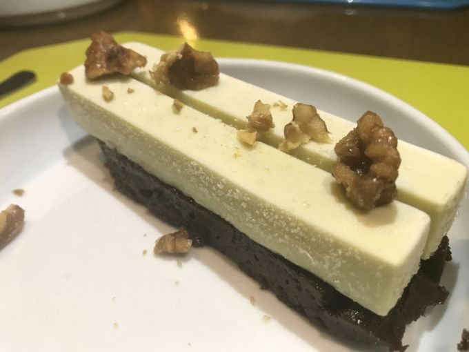 \[Brownie com Chocolate 70% Mendoá, com Nozes e Sorvete de Menta\]