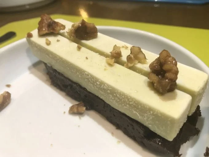 \[Brownie com Chocolate 70% Mendoá, com Nozes e Sorvete de Menta\]