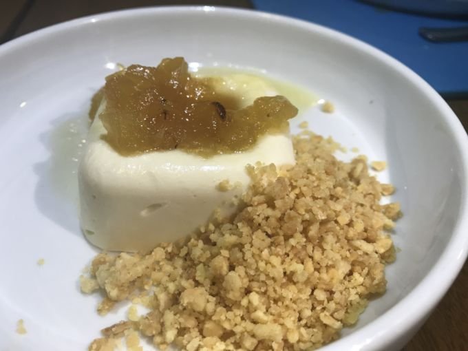 \[Cheesecake de Iogurte Grego com Abacaxi Caramelizado e Farofa e Amêndoas\]