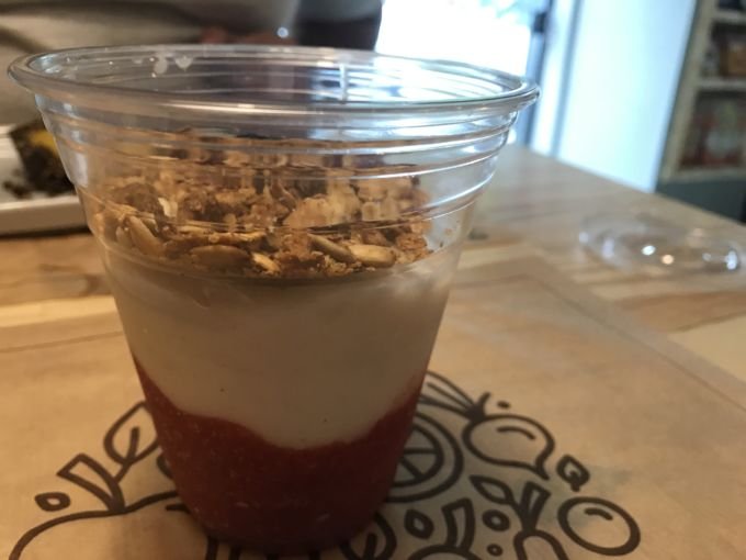 \[Puro em Camadas - purê de frutas, iogurte vegano e granola Puro. Ideal para o lanche da manhã ou pós uma saladinha\]