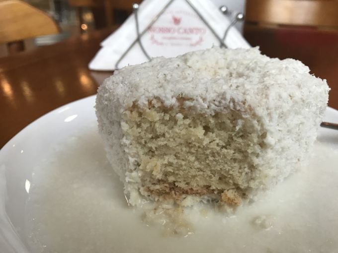 \[Pense num bolinho caseiro delicioso, fofinho e bem molhadinho. Pois esse é tudo isso e muito mais\]