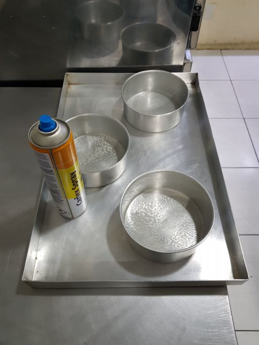 Unte as assadeiras com spray anti aderente, se usar manteiga e farinha pode escurecer mais ainda o bolo)