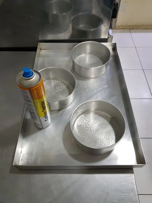 Unte as assadeiras com spray anti aderente, se usar manteiga e farinha pode escurecer mais ainda o bolo)