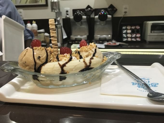 _Gosto muito quando os lugares duram tanto tempo que fazem parte da história de minha cidade. E a **Sorveteria da Barra** desde 1974 é uma delas, numa rua interna na Barra, ganhou novo endereço em 2017, a orla da Barra, quase em frente ao Cristo, numa vista de tirar o folego. Com os clássicos sabores de sorvetes, mas um rico menu de sobremesas com base nessa delícia gelada. Também sempre procura trazer novidades de sabor. Pra mim o waffle, a Banana Split, o sorvete de Iogurte têm lugar cativo em meu coração. Av. Oceanica, nº683, no edf. Expresso 2222._