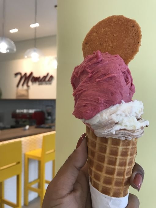 _**Mondo Gelato Arte** reune os sabores do mundo, inclusive da Bahia em suas produções. Meu favorito é o de Hibisco com Amora. Fica no Largo de Santana nº 07, no Rio Vermelho. Mas tambem tem uma unidade no Jardim Apipema._