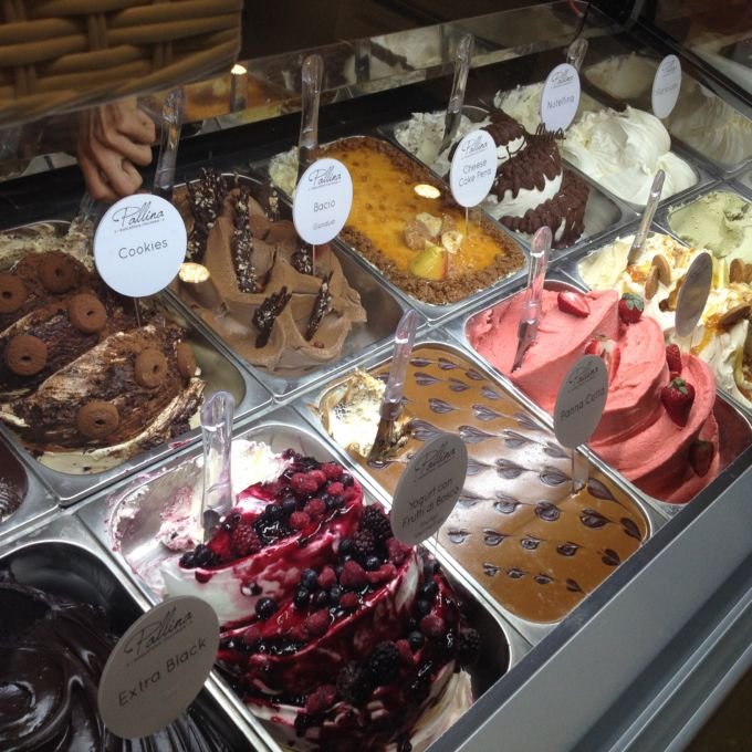 _A **Pallina** Gelatos Italianos tem sabores interessantes, texturas maravilhosas e é um autêntico gelato italiano. Na Pç Ana Lúcia Magalhães tem uma unidade linda, mas em Vilas do Atlântico tem a unidade sede._