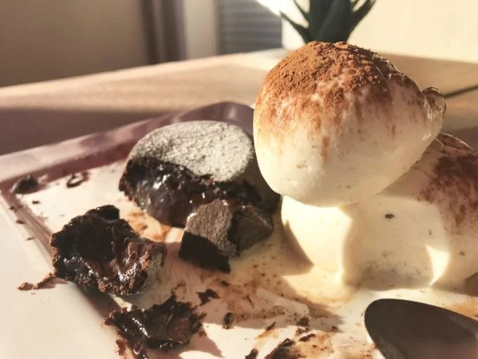 _**Isola dei Sapori** - é um autêntico restaurante italiano, na casa além de pratos típicos os gelatos tem um Q de baianidade, como o gelato de umbu. Têm uma textura ímpar. Rua Guedes Cabral nº 123 - em frente a paróquia de Sant'ana no Rio Vermelho)._