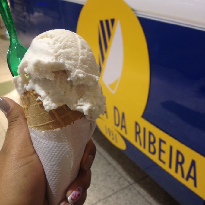 _Fundada em 1931 na orla da Ribeira, a **Sorveteria da Ribeira** tem importância histórica e cultural para os soteropolitanos. Hoje, 87 anos depois, continua sendo a nossa referência cultural de sorvete com sabores tipicamente nossos: Tapioca, Cajá, Pitanga, Ameixa, Amendoim, Coco Verde e Cupuaçu - todos estes, são os meus favoritos da marca. Com unidade ainda na Ribeira, mas também com Kombis nos principais Shoppings da cidade._