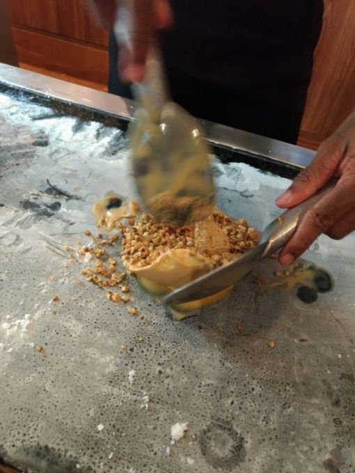 _...mas também ficou conhecida pelo gelato feito na pedra de acordo com a vontade do cliente, onde é misturado ao sabor escolhido, os toppings. **San Paolo** tem nos Shoppings: Salvador, da Bahia e Paralela_