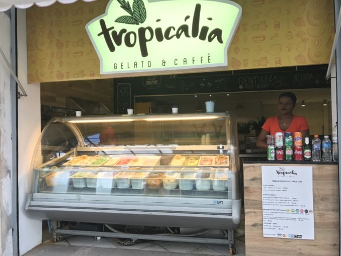 _a **Rua da Misericórdia no Pelourinho** se rendeu a cremosidade do gelato, mas com muito sabores cheios de axé da **Tropicália Gelato & Café**, a gelateria mais baiana que conheci...._