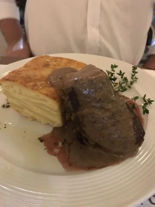 \[Neto foi de Filé au Poivre acompanhado de Mil Folhas de Batata\]