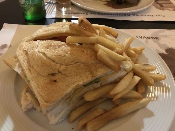 \[Fui de Big Sanduba de Frango com Batatas Fritas, acho tão típico de Hotel, mas adoro!)