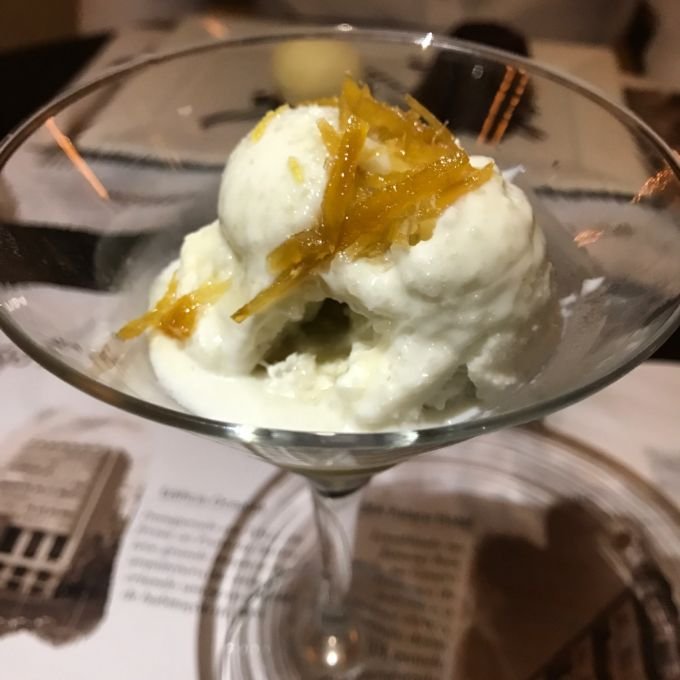 \[Sorvete de Coco com Calda de Mel e Gengibre e Farofinha de Castanha\]