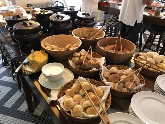 \[Pães, bolos, cuscuz, ovinho mexido, aipim, banana cozida, salsicha... e ainda rola Omeletes e Tapiocas feitas na hora na cozinha Adamastor\]