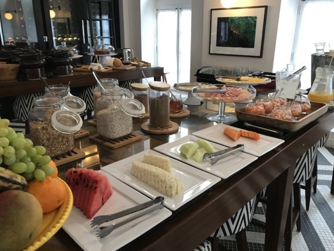 \[Frutas fresquinhas e cortadinhas, salada de frutas em tacinhas, iogurte, granolas, cereais, frios, sucos...\]