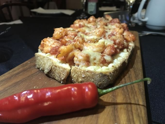 Bruschetta de Camarão levemnte apimentada - uma delícia.
