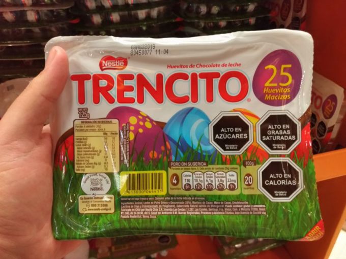 Ovinhos Maciços de Chocolate ao leite, vendidos nos principais supermercados.