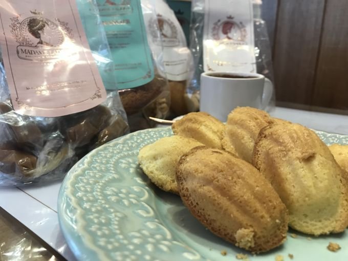 _Madeleines, Financier, Caramelo Francês, Sablés - uma linha de petit four completa para deixar o Chá da Tarde perfeito._