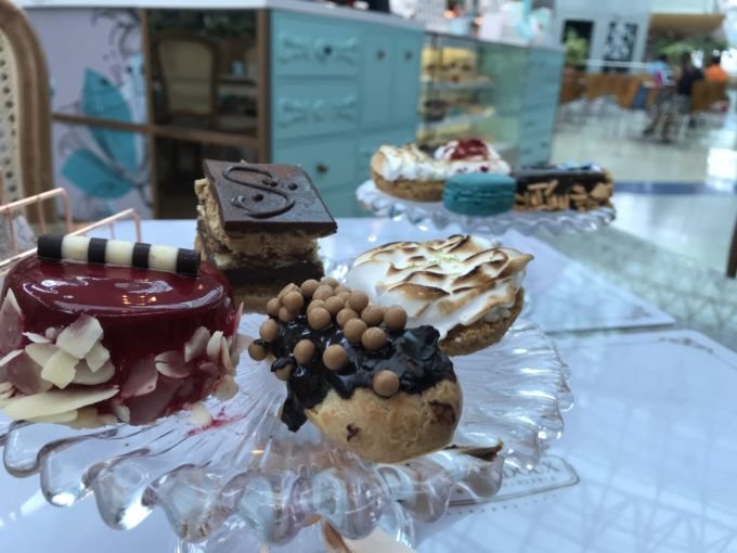 _Festival de Doçuras Francesas - em que o cliente escolhe 04 opções de mini sobremesas, entre: Macarons, Mini Entremets, Mini Eclairs, Mini Tarteletes, Mini Tortinhas, Canelé e por aí vai. Isso tudo durante uma temporada._ 