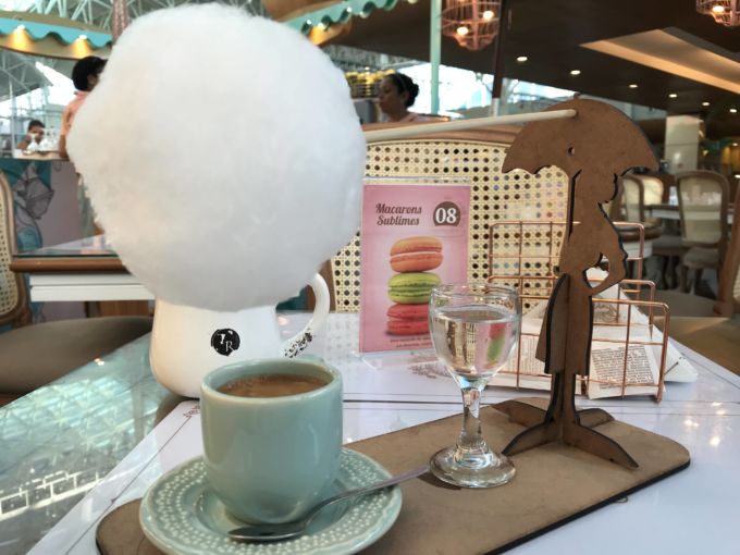 _O café espresso acompanhado de um algodão doce preparado na hora para o cliente, deixa de ser trivial, se tornando um momento doce e especial._