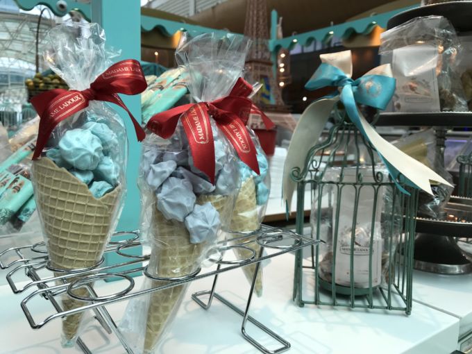 _Tudo pensado nos mínimos detalhes pela Madame, personagem criada pela proprietária, que é um doce de pessoa. Super cuidadosa desde os mini lacinhos, aos quitutes - passando pelos fardamentos e sempre atenta as inovações na confeitaria._