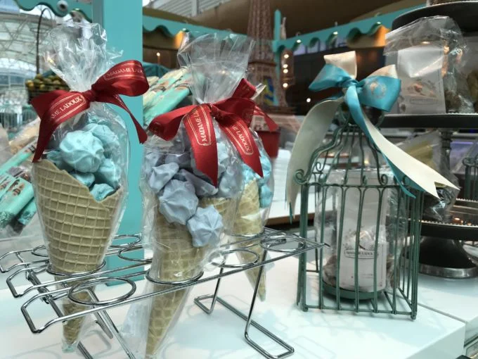 _Tudo pensado nos mínimos detalhes pela Madame, personagem criada pela proprietária, que é um doce de pessoa. Super cuidadosa desde os mini lacinhos, aos quitutes - passando pelos fardamentos e sempre atenta as inovações na confeitaria._
