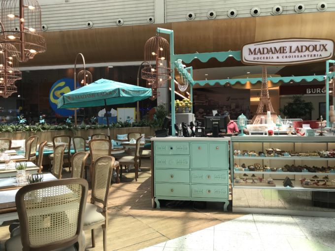 _A decor lembra muito os cafés fofos de Paris. Nas cores Azul Tiffany e Cobre rosé, não só chama atenção, como também encantada._