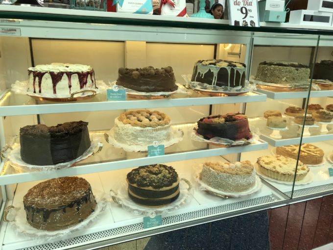 _Tortas para dar e vender: a vitrine sempre fica cheia de gostosuras, diversos opções e um mar de doçuras_