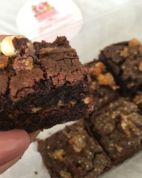_o Brownie de Junia é perfeito: textura e sabor impecáveis. Aquele brownie que segue exatamente a receita e de fato é o que realmente deveria ser. Para encomendar: vá até o instagram oficial @juniabfranco_