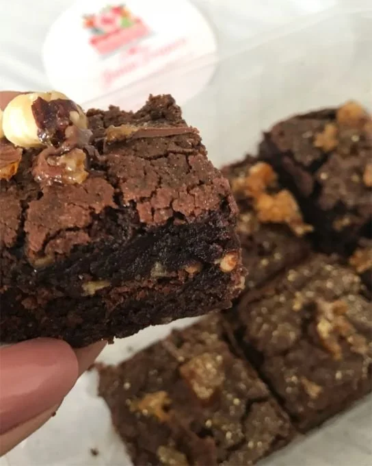 _o Brownie de Junia é perfeito: textura e sabor impecáveis. Aquele brownie que segue exatamente a receita e de fato é o que realmente deveria ser. Para encomendar: vá até o instagram oficial @juniabfranco_