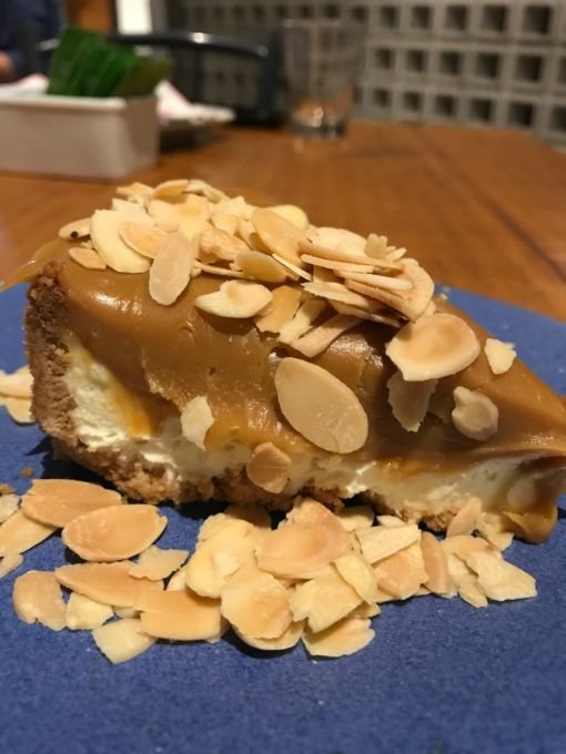 _A Cheesecake de Doce de Leite com Flor de Sal e lâminas de Amêndoas é conhecida na cidade inteira._