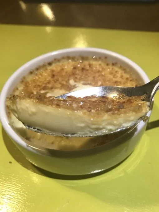 O Creme Brullee do Adam, é leve e delicado. O sabor de Côco é uma delicia, e a casquinha perfeita, na espessura ideal. O Restaurante fica localizado na Rua Edith Mendes Gama e Abreu - no Empório Itaigara.