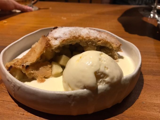 _A Torta de Maçã do Pasta em Casa, é irresistível e acompanhada com sorvete de creme: fica maravideusa. O Pasta fica na Rua Professoa Almerinda Dultra - Rio Vermelho._