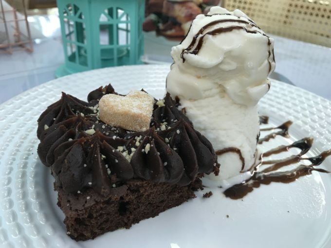 _Brownie bem caprichado acompanhado de Sorvete de Côco - um toque bem brasileirinho._