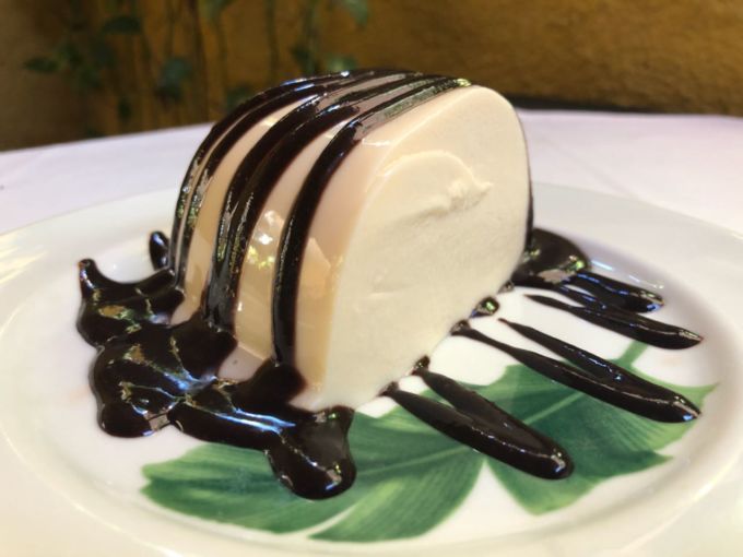 Lembra um manjar: delicioso, lisinho e com essa caldinha de chocolate fica sensacional. Foto: @restaurantediliana