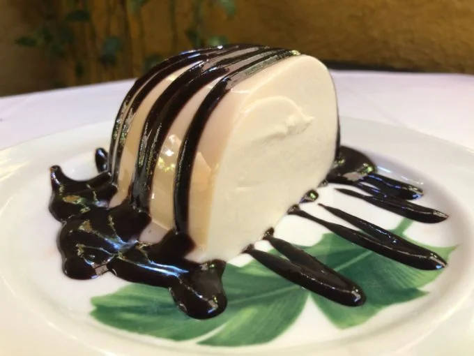 Lembra um manjar: delicioso, lisinho e com essa caldinha de chocolate fica sensacional. Foto: @restaurantediliana
