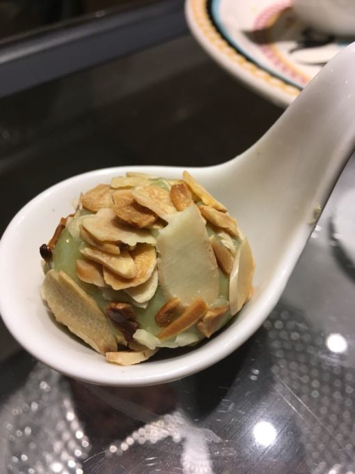 Brigadeiro de Capim Santo por Karine Poggio no Coentro Gastronomia Afetiva. Foto: Karine Poggio