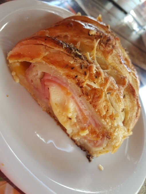 Já viram Bauru com massa folhada e amanteigada?! Muito mais gostosa do que aquela massa de pão. Click por: @gastronomiasalvador