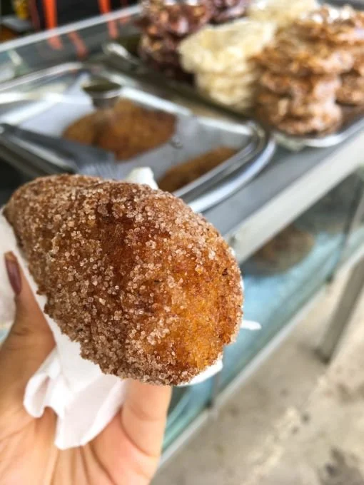 Bolinho de Estudante - fresquinho e quentinho é igual a abraço com carinho.
